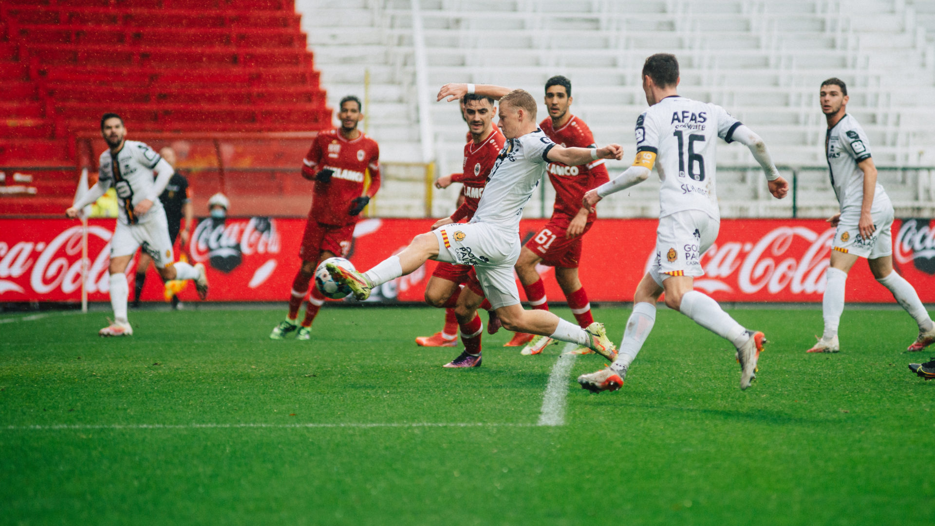 Nikola Storm tikt de 0-2 binnen voor KV Mechelen op R Antwerp FC