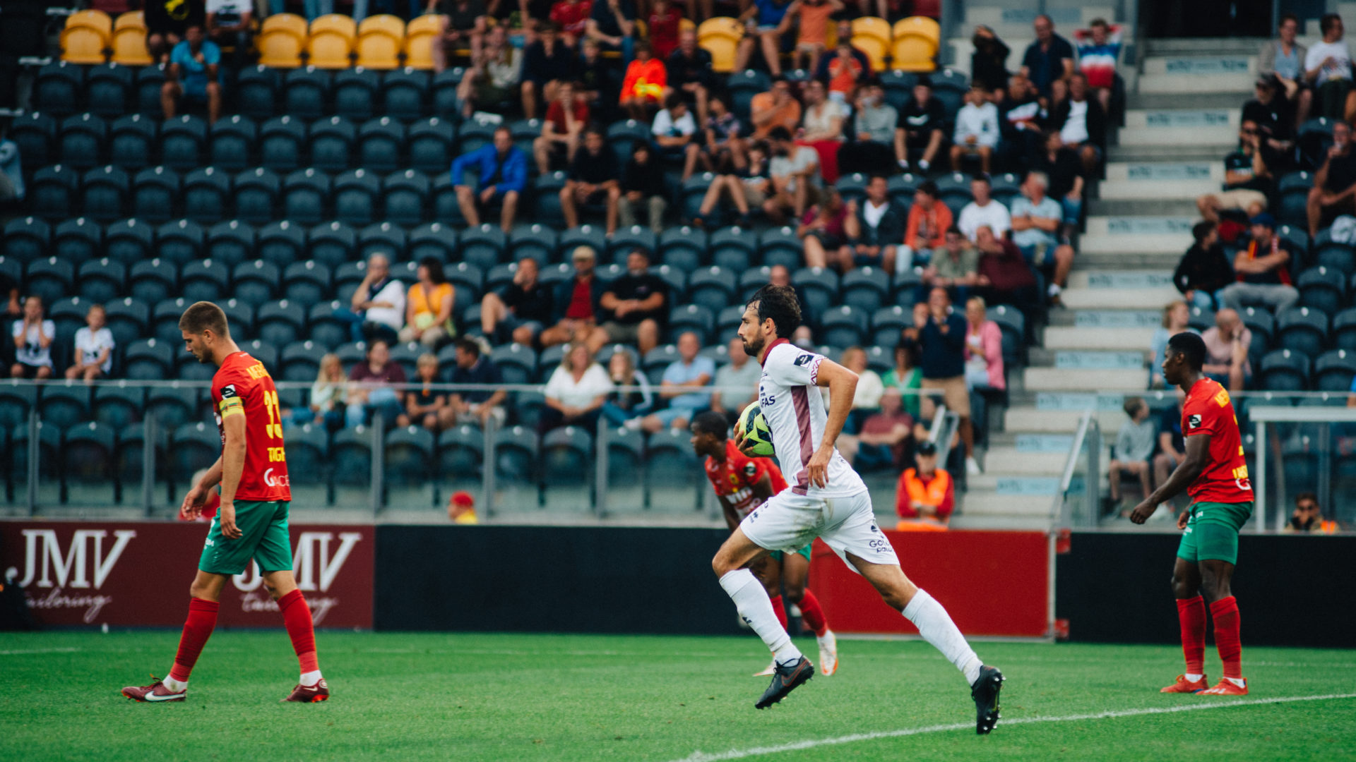 KV Oostende - KV Mechelen - Peyre takes the ball after scoring the 2-1