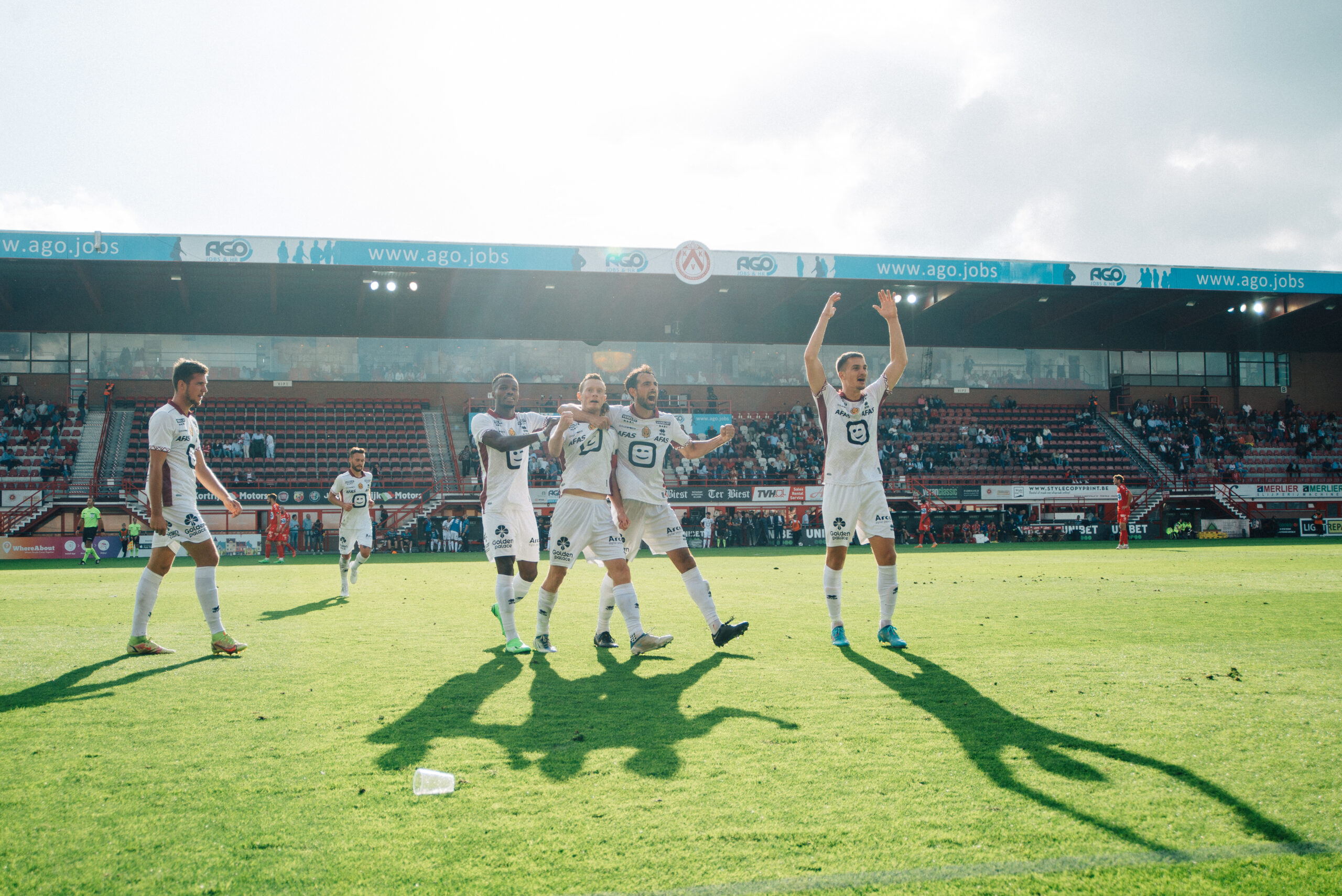 Spelers vieren na de 1-4 overwinning van KV Mechelen op KV Kortrijk
