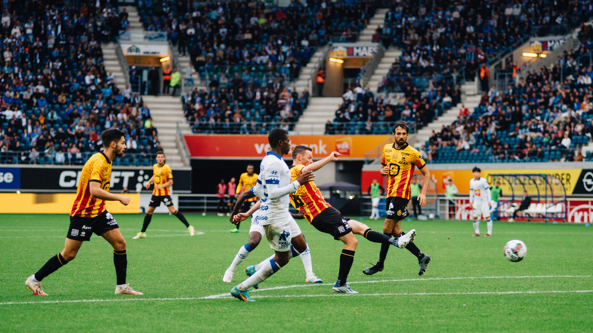 Rob Schoofs shooting at the goal in the KAA Gent - KV Mechelen game.