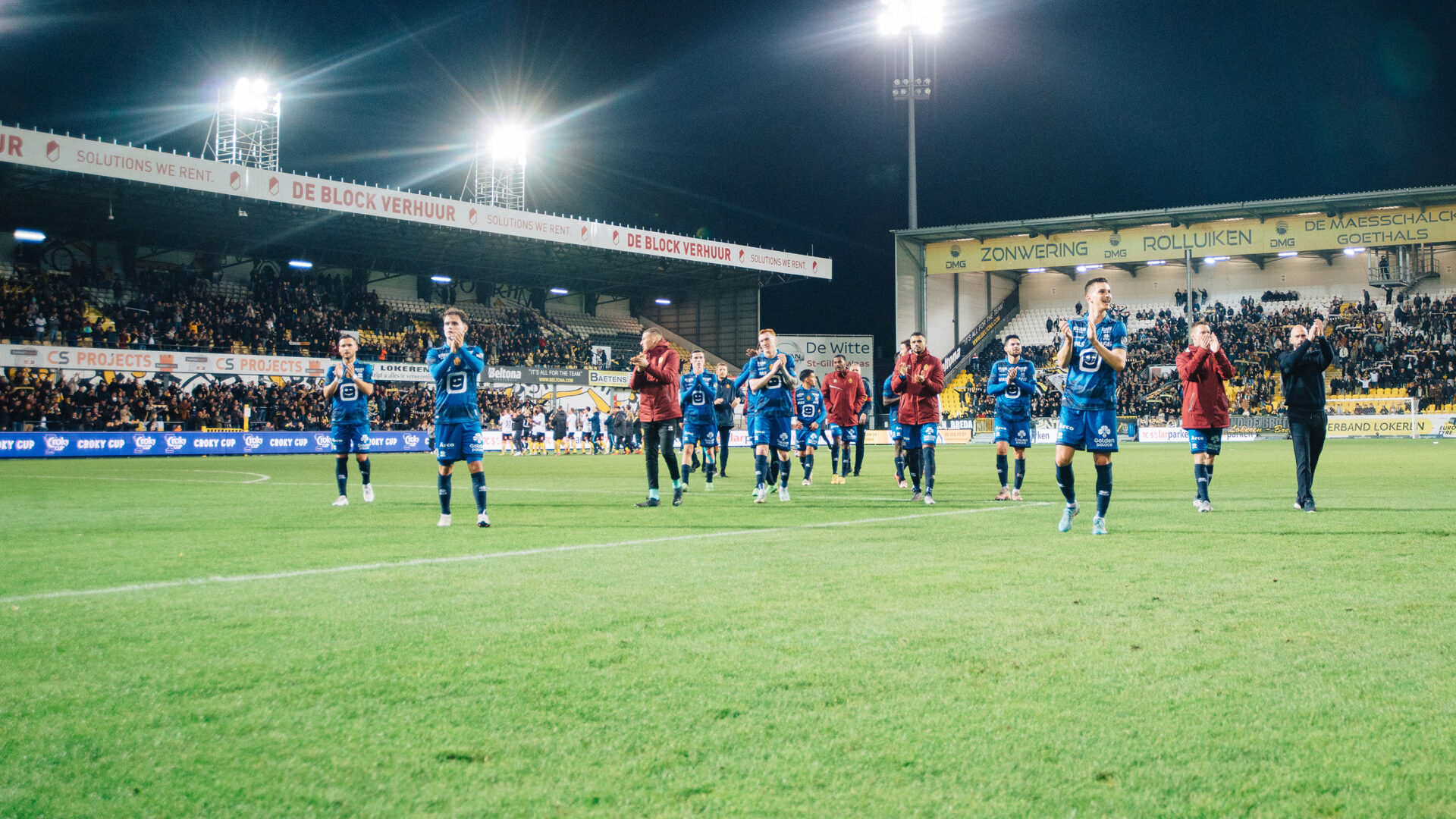 De KV Mechelen spelers groeten de fans na de gewonnen bekerwedstrijd op Lokeren-Temse