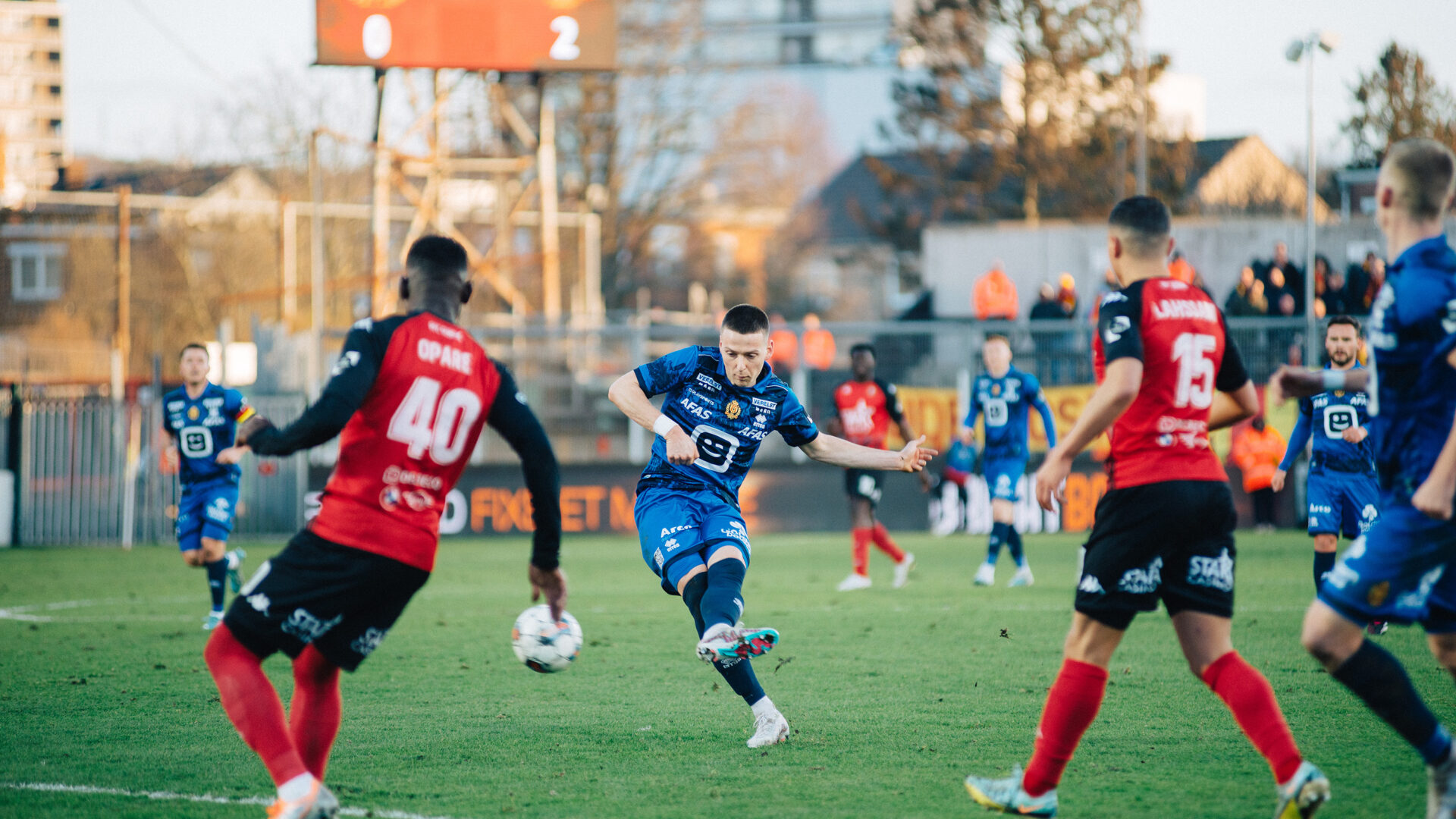 Dimitri Lavalée trapt op doel voor KV Mechelen in de wedstrijd tegen RFC Seraing.
