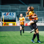 Vreugde na het scoren van een doelpunt door de dames van KV Mechelen