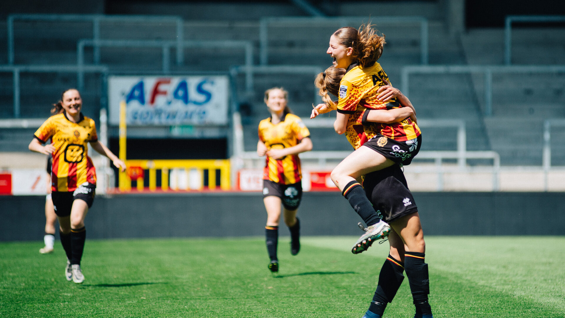 Vreugde na het scoren van een doelpunt door de dames van KV Mechelen