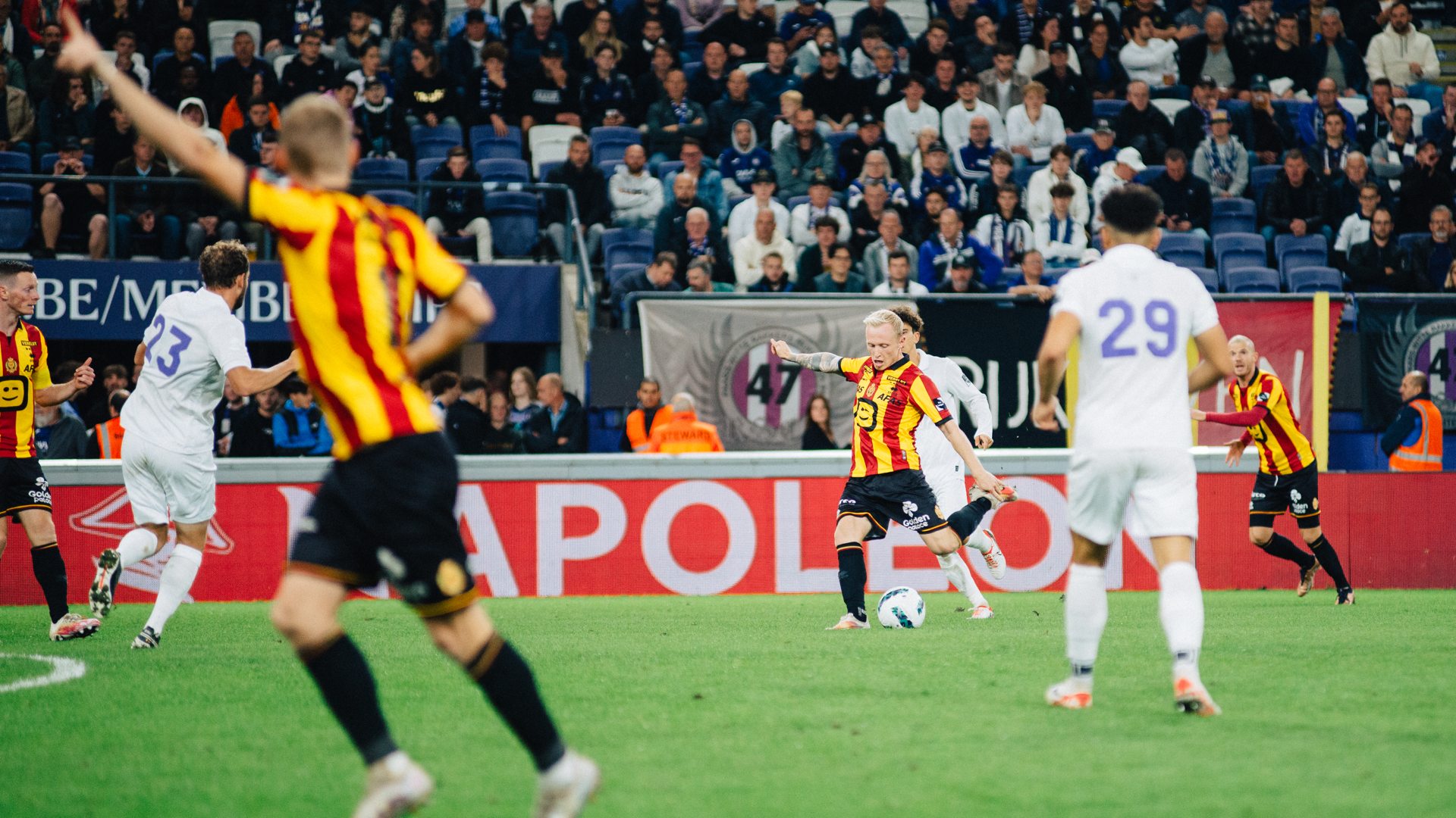 RSC Anderlecht - KV Mechelen. Patrick Pflücke trapt een voorzet naar Nicolas Storm